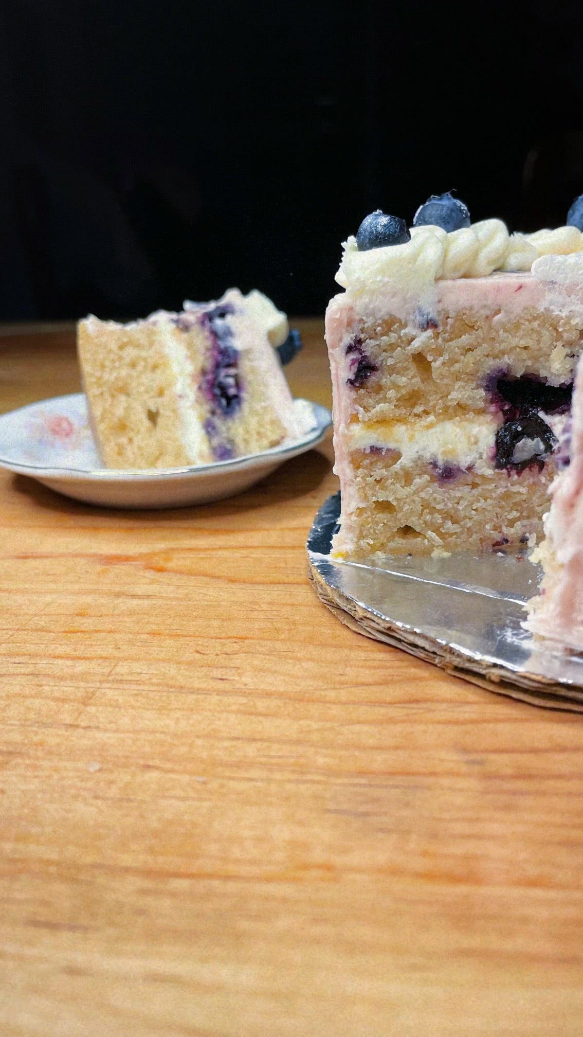 Pastel de limón con mora azul