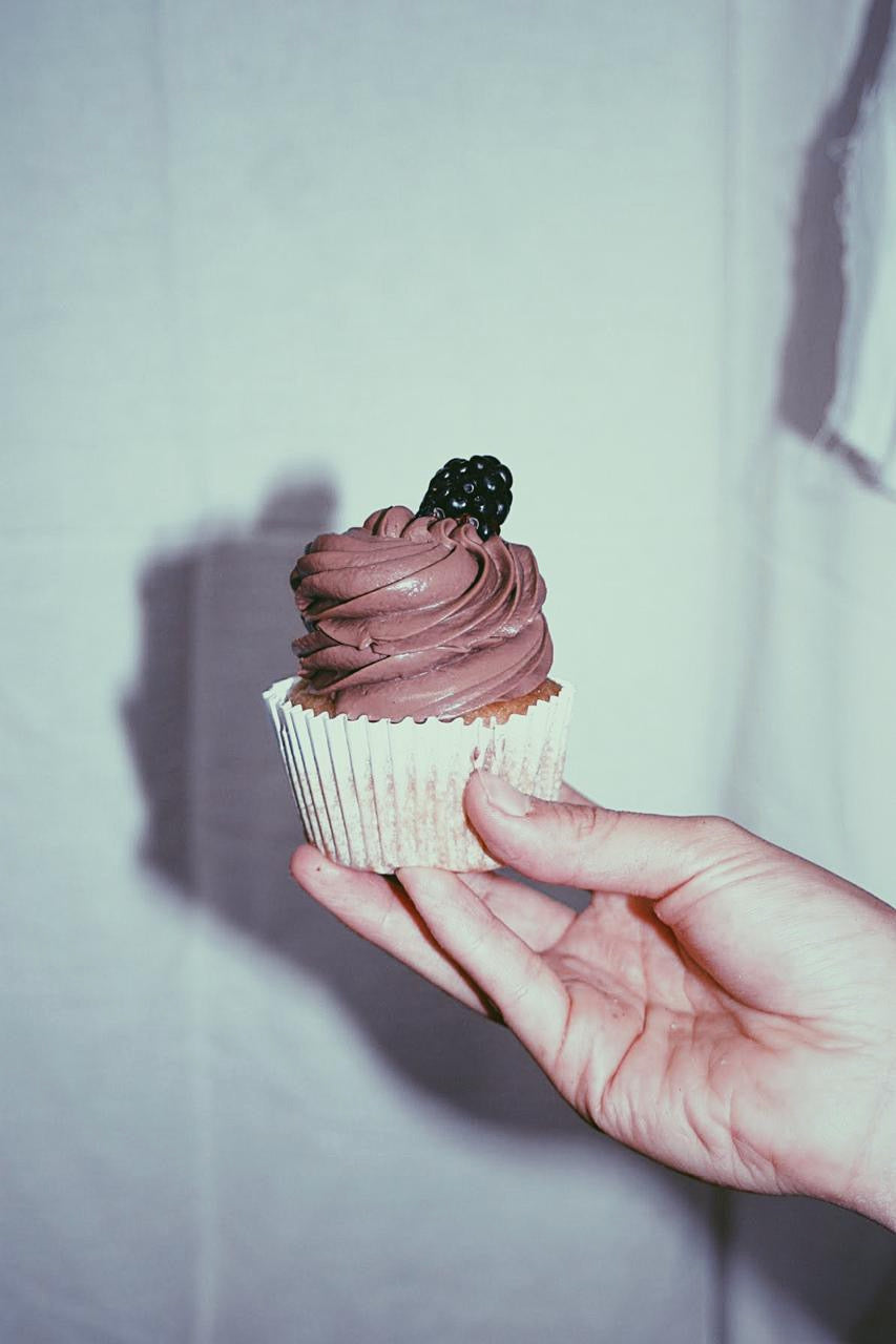 Cupcake vegano de Mousse de chocolate, hecho a base de pan de vainilla, chocolate semiamargo y mousse de tofu, con envíos a CDMX a través de Vegaffins.com