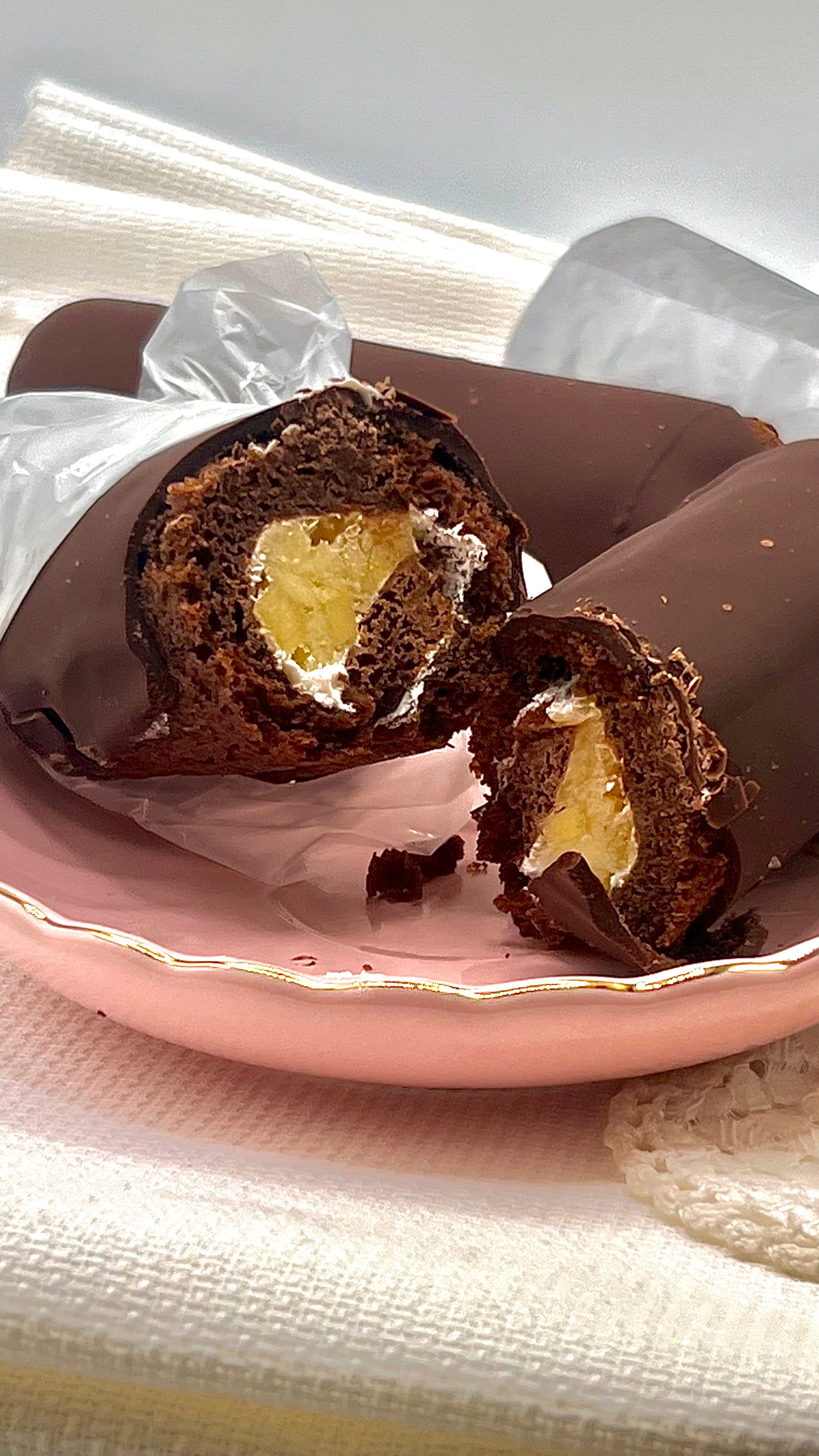 Deliciosos chocorroles veganos, bañados con chocolate semiamargo. Envíos disponibles en CDMX.